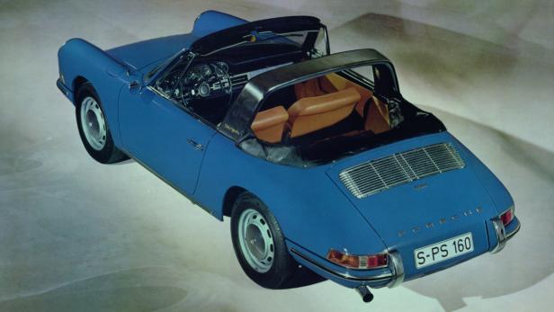 Ein blauer Porsche 911 Targa von oben fotografiert.
