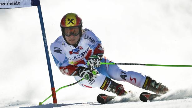epa03627050 Marcel Hirscher of Austria in action during the first run of the men&#039;s Giant Slalom race at the Alpine Skiing World Cup finals in Parpan - Lenzerheide, Switzerland, 16 March 2013. EPA/PETER SCHNEIDER