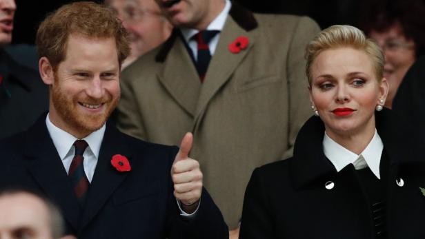 Ein seltenes Zusammentreffen - und das aus einem sportlichen Anlass. Prinz Harry lud Fürstin Charlene von Monaco zum Rugby-Testmatch nach London, wo England gegen Südafrika spielte - die Heimat von Charlene.