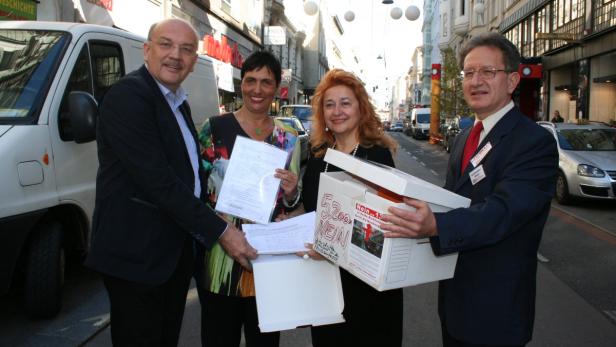 Hintermayer (re.) übergab Unterschriften an die Bezirksvizes
