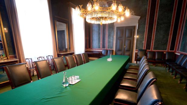 An diesem Tisch im Parlament werden heute erstmals die Verhandler von SPÖ und ÖVP Platz nehmen.