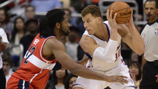 epa03545394 Blake Griffin (R) of the Los Angeles Clippers in action against Brazilian player Nene (L) of the Washington Wizards during the second half at the Staples Center in Los Angeles, California, USA, 19 January 2013. The Clippers won 94-87. EPA/MICHAEL NELSON CORBIS OUT