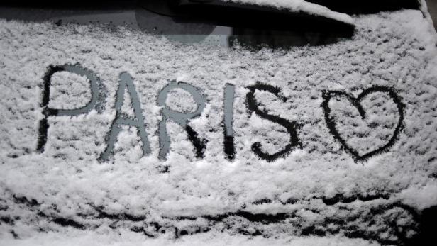 Auf eine mit Schnee bedeckte Autoscheibe wurde „Paris“ und ein Herz gezeichnet.
