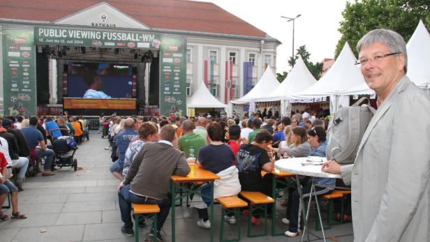 Peter Kaiser beim Public Viewing in Klagenfurt: Ab Juli ist er Chef der Landeshauptleute-Konferenz.