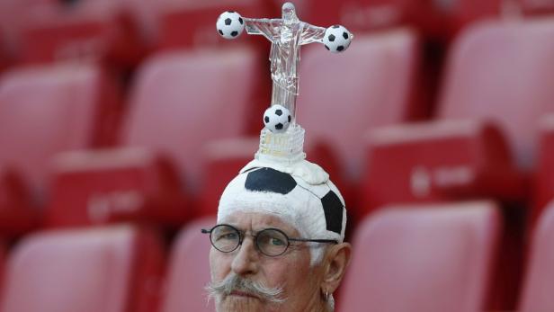 A soccer fan looks on prior to the international f Nach drei Wochen verlässt der Gringo Rio mit dem Wissen: Es bedürfte wohl eines ganzen Lebens, um ein vorbildlicher Carioca zu sein.