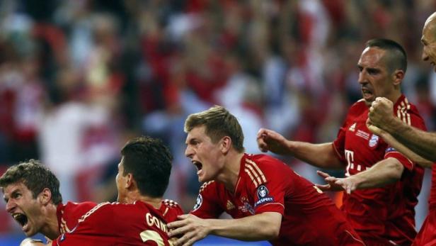 Thomas Mueller (L) of Bayern Munich celebrates with teammates after scoring against Chelsea during their Champions League final soccer match at the Allianz Arena in Munich, May 19, 2012. REUTERS/Kai Pfaffenbach (GERMANY - Tags: SPORT SOCCER TPX IMAGES OF THE DAY)