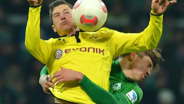 epa03544809 Dortmund&#039;s Robert Lewandowski (L) vies for the ball with Bremen&#039;s Sebastian Proedl during the German Bundesliga soccer match between Werder Bremen and Borussia Dortmund at Weser Stadium in Bremen, Germany, 19 January 2013. (ATTENTION: EMBARGO CONDITIONS! The DFL permits the further utilisation of up to 15 pictures only (no sequntial pictures or video-similar series of pictures allowed) via the internet and online media during the match (including halftime), taken from inside the stadium and/or prior to the start of the match. The DFL permits the unrestricted transmission of digitised recordings during the match exclusively for internal editorial processing only (e.g. via picture databases) EPA/CARMEN JASPERSEN