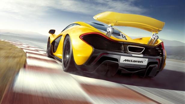 Ein gelber McLaren-Sportwagen fährt auf einer Rennstrecke.