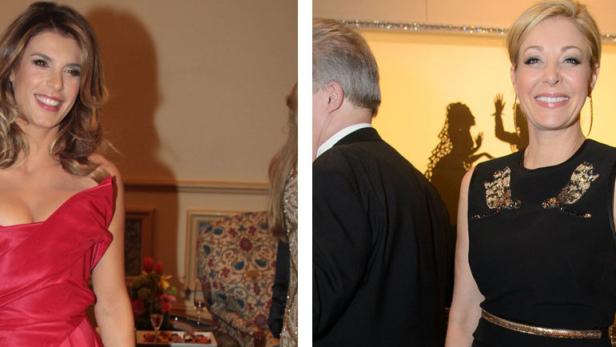 Zwei Frauen posieren auf einer Veranstaltung in eleganten Kleidern.