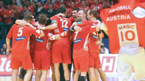 Eine Handballmannschaft umarmt sich in roten Trikots während der Handball-Europameisterschaft 2010 in Österreich.