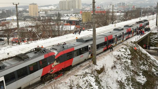 Auf dem 2,8 Kilometer langen, eingleisigen Teilstück gab es bei der Zehetnergasse in Wien-Penzing einen Frontalzusammenstoß zwischen zwei Regionalzügen der Vorortelinie.