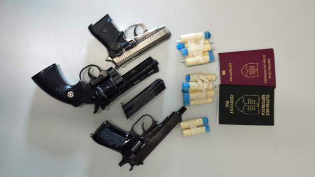 76 GrammMethamphetamin im Wert von ca. 7000 Euro samt den Pistolen wurden beschlagnahmt.