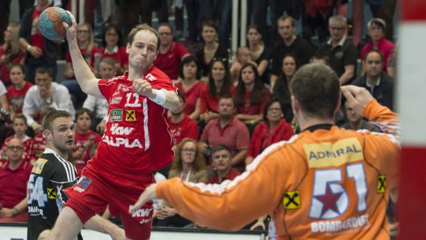 Ein Handballspieler wirft den Ball während eines Spiels.