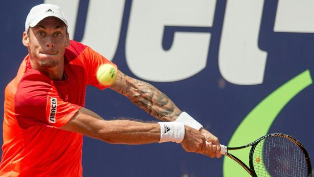 Ein Tennisspieler schlägt einen Ball während eines Matches.