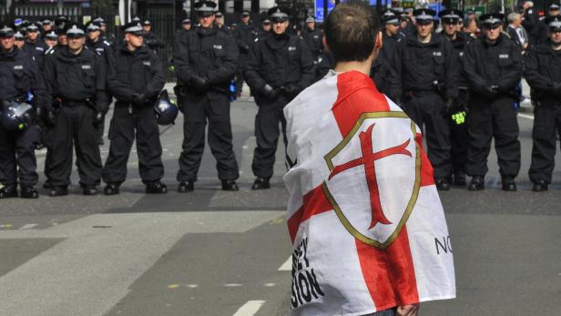 Ein Demonstrant der rechtsextremen English Defence League - nun wollen auch britische Pegida-Anhänger auf die Straße gehen.