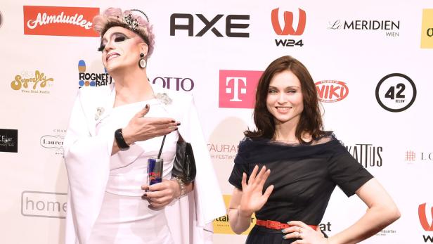 Ballmutti Miss Candy und Stargast Sophie Ellis-Bextor, die zu später Stunde vier ihrer bekanntesten Songs zum Besten gab.