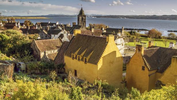 Blick über die Dächer von Culross in Schottland zum Firth of Forth.