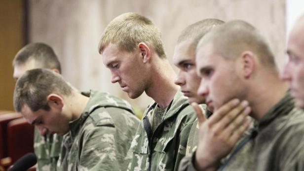 Russische Fallschirmjäger, die in der Ostukraine gefangen genommen wurden. Soldatenmütter sagen, dass bis zu 15.000 Russen in die Ukraine beordert wurden.