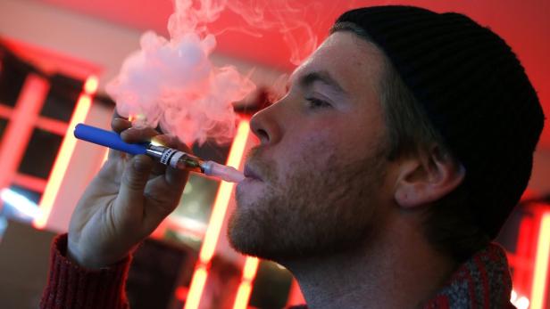 Dampf ablassen: E-Zigarettenhändler wehren sich mittels Verfassungsklage gegen das Verkaufsverbot.