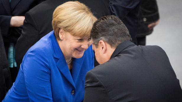 Freundliche Signale: Merkel mit Wunschpartner Gabriel (SPD)