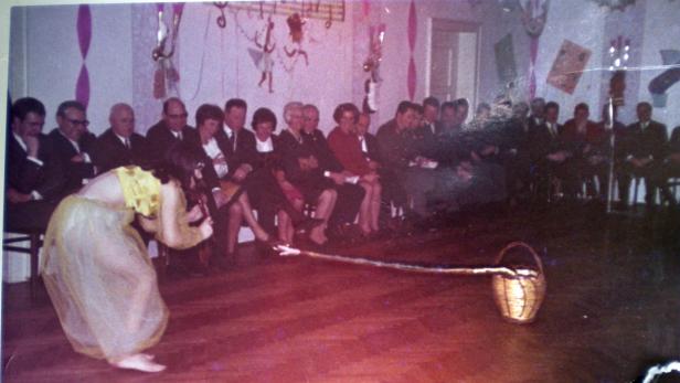 Der Faschingsball in der Erziehungsanstalt: An diesem Abend soll Hanni P. nach den Aufführungen der Mädchen missbraucht worden sein. Im Hintergrund Soldaten in Uniform