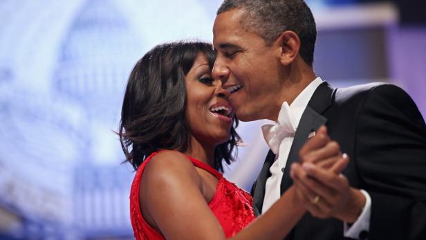 epa03549137 US President Barack Obama and first lady Michelle Obama dance together during the Inaugural Ball at the Walter E. Washington Convention Center, in Washington, DC, USA, 21 January 2013. Earlier in the day, Obama was ceremonially sworn in for a second term as the 44th President of the United States. EPA/Chip Somodevilla / POOL x
