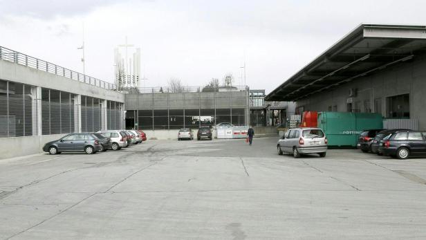 Eine 57-jährige Angestellte ist am Mittwoch, 11. März 2015, auf dem Parkplatz ihrer Firma in Klagenfurt von einem 18-jährigen Einheimischen mit vorgehaltener Waffe entführt worden.