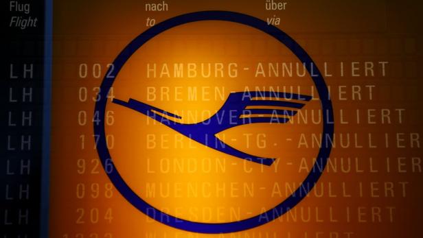 Eine Anzeigetafel der Lufthansa mit annullierten Flügen nach Hamburg, Bremen, Hannover, Berlin, London, München und Dresden.