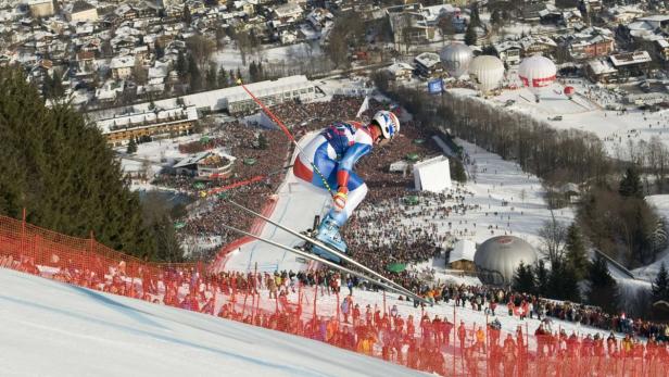 Didier Defago of Switzerland jumps over the famous Hausbergkante to win the 69th Hahnenkamm men&#039;s Alpine Skiing World Cup Downhill race on the Streif slope in Kitzbuehel January 24, 2009. REUTERS/Wolfgang Rattay (AUSTRIA)