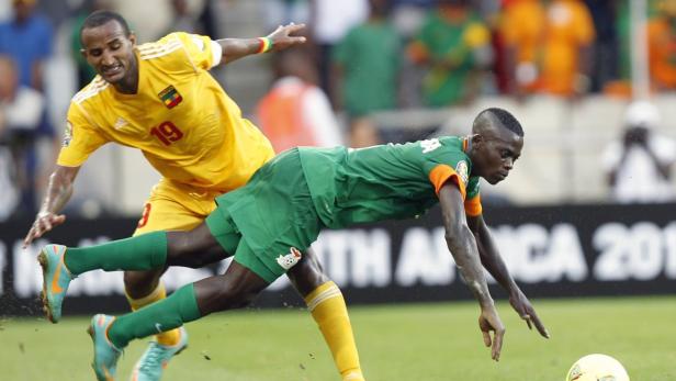 Ethiopia&#039;s Adane Girma (L) and Zambia&#039;s Chisamba Lungu (R) clash during their African Nations Cup (AFCON 2013) Group C soccer match in Nelspruit, January 21, 2013. REUTERS/Thomas Mukoya (SOUTH AFRICA - Tags: SPORT SOCCER)