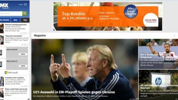 Ein Mann mit blonden Haaren gestikuliert auf einem Screenshot der GMX-Website.