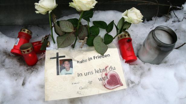 Blumen, Kerzen und ein rotes Herz drücken die Trauer von Hinterbliebenen des Unfallopfers aus