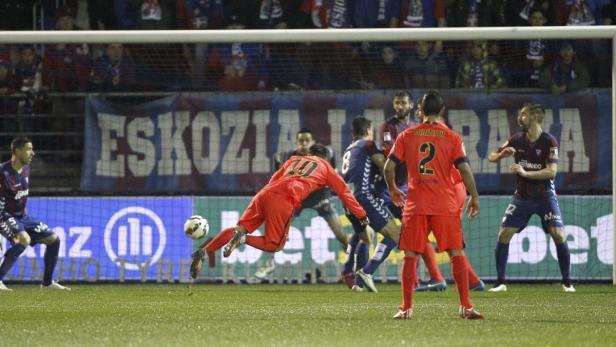 Lionel Messi (Mi.) kann es auch mit dem Kopf - der Treffer zum 2:0 fiel nach einem Kopfball des Argentiniers.