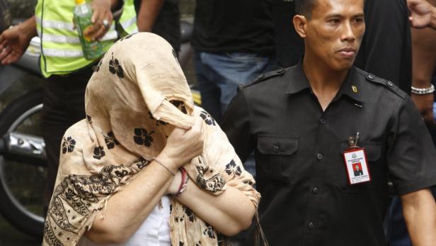 epa03549301 British alleged drug trafficking suspect Lindsay Sandiford (L) covers her face as she arrives for her verdict trial at Denpasar district court in Bali, Indonesia, 22 January 2013. An Indonesian court on 22 January sentenced the British woman to death for smuggling 4.8 kilograms of cocaine into the resort island of Bali. The court imposed the death penalty despite a request by prosecutors that Lindsay Sandiford, 56, be sentenced to 15 years in prison instead, out of consideration for her age. Sandiford was arrested at Bali&#039;s airport in May 2012 with the drug in her luggage. She has insisted he was coerced into bringing the drug to the Indonesian island. EPA/MADE NAGI
