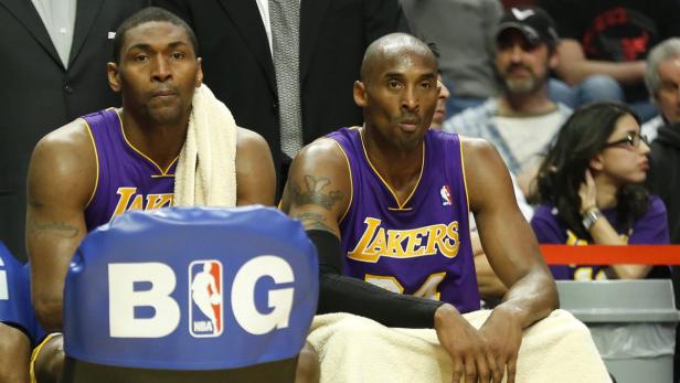 epa03549235 Los Angeles Lakers forward Metta World Peace (L) and Los Angeles Lakers guard Kobe Bryant (R) sit dejected on the bench during the second half of their NBA game against Chicago Bulls at the United Center in Chicago, Illinois, USA, 21 January 2013. EPA/KAMIL KRZACZYNSKI CORBIS OUT
