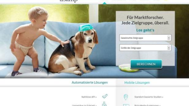 Ein Baby berührt einen Beagle mit einer OP-Haube auf einer Couch vor einer Webseite.