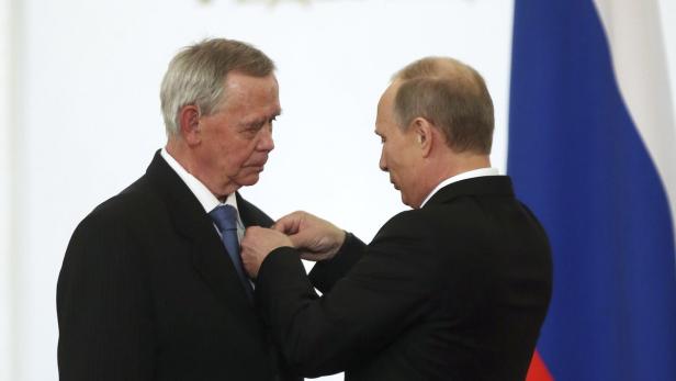 Valentin Rasputin wurde 2013 von Vladimir Putin (re.) mit dem Staatspreis ausgezeichnet