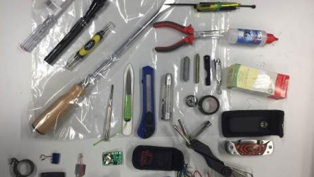 Verschiedene Werkzeuge und Zubehör liegen auf einer transparenten Plastikfolie.