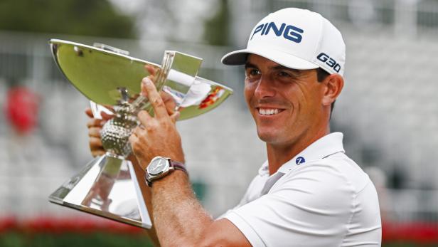 Billy Horschel hält strahlend die Trophäe des Memorial Tournament in die Höhe.