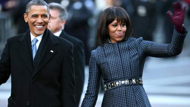 epa03548871 US President Barack Obama (L) and First lady Michelle Obama (R) walk the route as the presidential inaugural parade winds through the nation&#039;s capital in Washington, DC, USA, 21 January 2013. Obama defeated Republican candidate Mitt Romney on Election Day 06 November 2012 to be re-elected for a second term. EPA/CHIP SOMODEVILLA / POOL