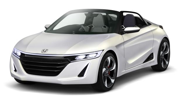 Ein weißer Honda Sportwagen mit offenem Verdeck vor einem weißen Hintergrund.