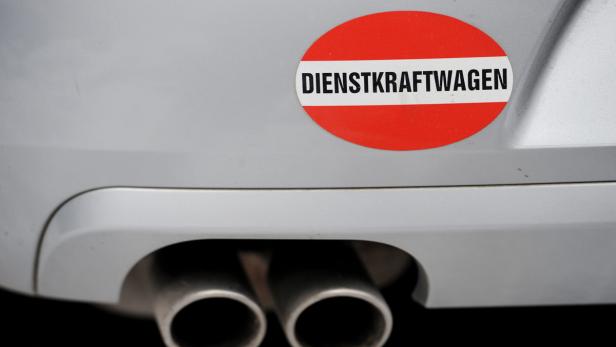 Auf der Heckklappe eines Autos befindet sich ein Aufkleber mit der Aufschrift „Dienstkraftwagen“.