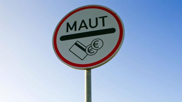 Ein Schild weist auf eine Mautstelle hin, an der Kartenzahlung möglich ist.