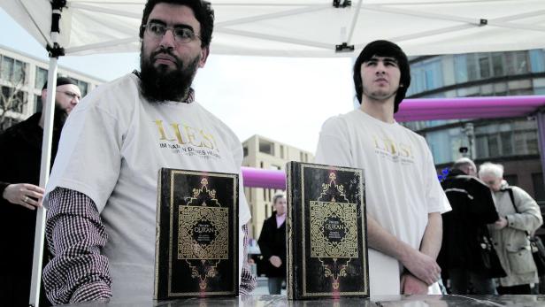 Über Koranverteil-Aktionen sollen in Deutschland auch Dschihad-Kämpfer angeworben worden sein