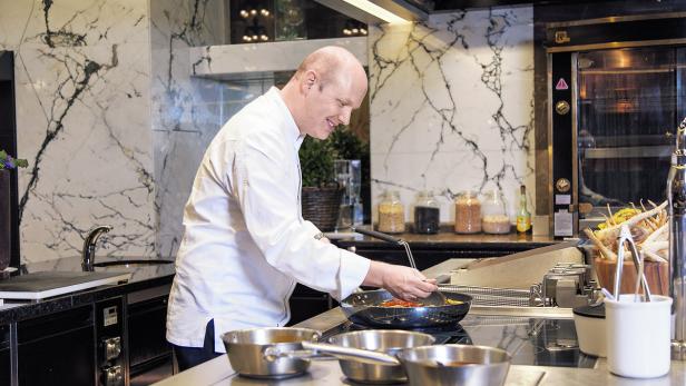 Stefan Resch, 36, erster Küchendirektor im Hotel Park Hyatt Vienna. Im Bild beim Kochen in der offenen Showküche des Restaurants The Bank.