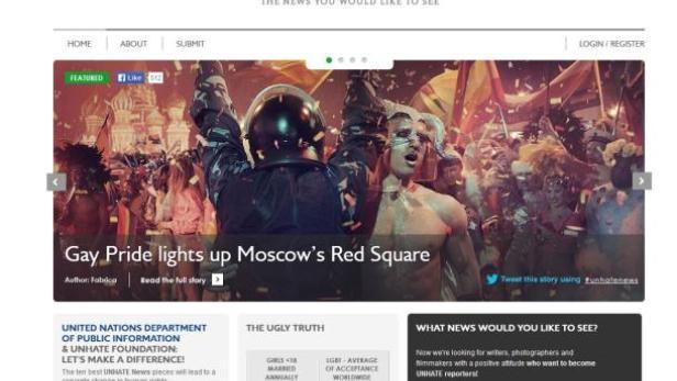 Eine Menschenmenge feiert den Gay Pride auf dem Roten Platz in Moskau.