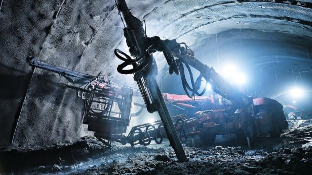 Eine Tunnelbohrmaschine arbeitet im Inneren eines Tunnels.
