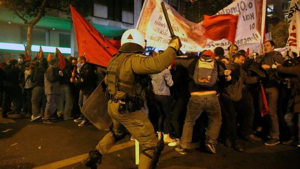 Polizisten halten Demonstranten in Athen in Schach.