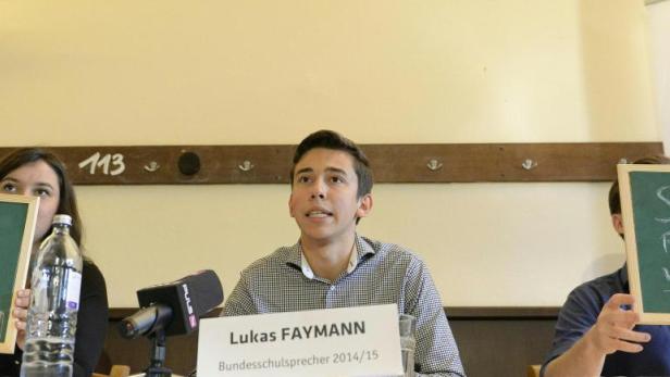 Lukas Faymann, Bundesschulsprecher 2014/15, bei einer Pressekonferenz zur modularen Oberstufe und Schülerparlamenten.