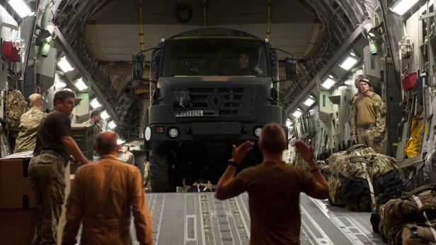 Die britische Royal Air Force entlädt französisches Material in Mali